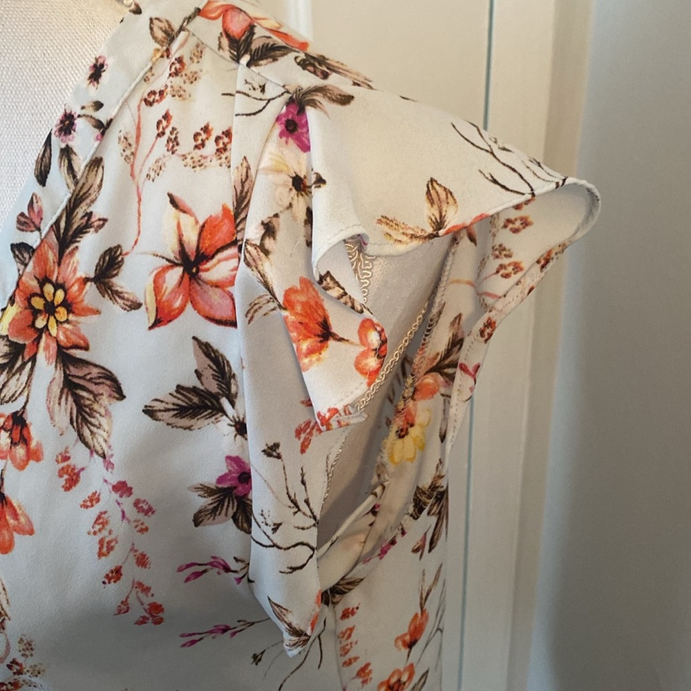 🥭 (4 for $15)!Light blue floral blouse Emma and Olivia - Picture 4 of 9